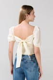 Blusa unicolor con manga corta aglobada y escote cuadrado