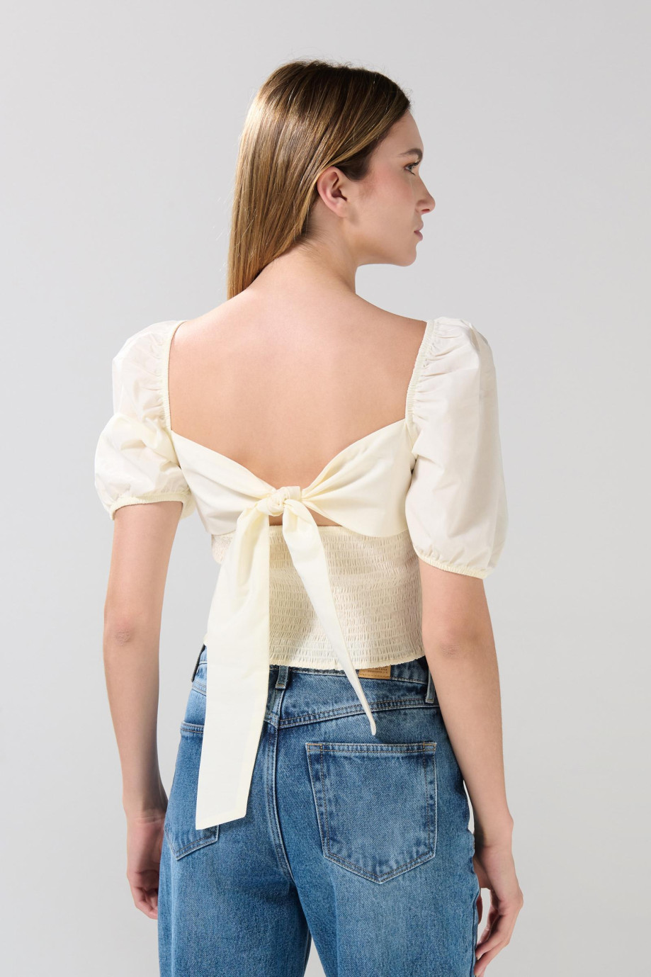 Blusa unicolor con manga corta aglobada y escote cuadrado