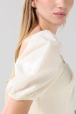 Blusa unicolor con manga corta aglobada y escote cuadrado