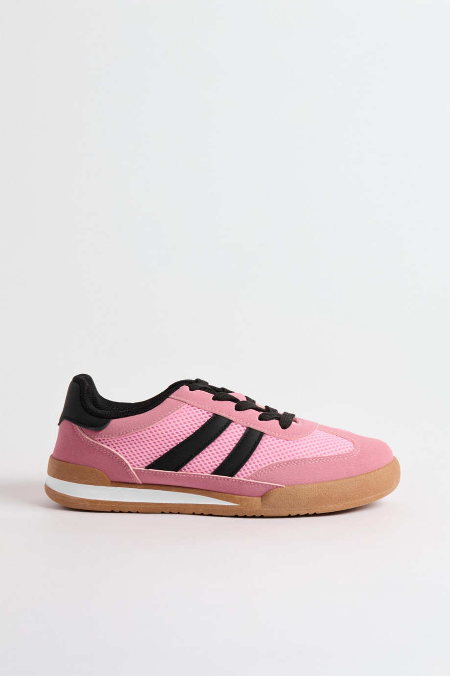Zapatillas de estilo clásico, suela de caucho natural de perfil bajo.