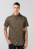 Camisa cuello button down unicolor con bolsillo delantero
