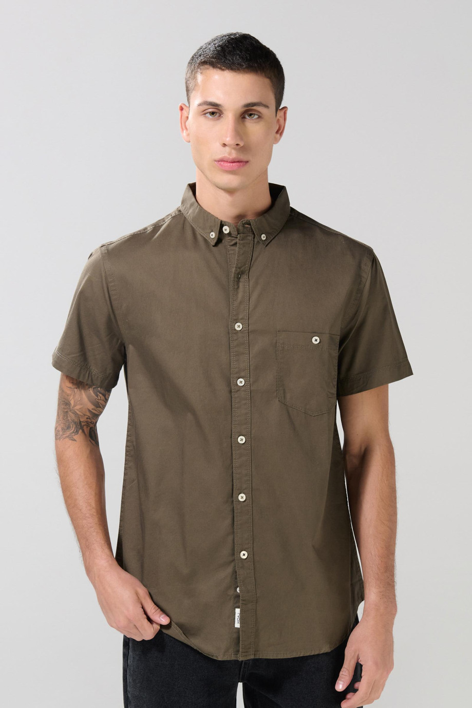 Camisa cuello button down unicolor con bolsillo delantero