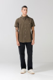 Camisa cuello button down unicolor con bolsillo delantero