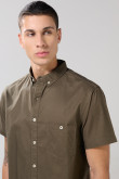 Camisa cuello button down unicolor con bolsillo delantero