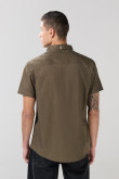 Camisa cuello button down unicolor con bolsillo delantero