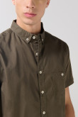 Camisa cuello button down unicolor con bolsillo delantero