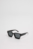 Gafas de sol con marco rectangular en color negro y lentes esfumados en contraste.