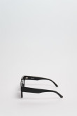 Gafas de sol con marco rectangular en color negro y lentes esfumados en contraste.
