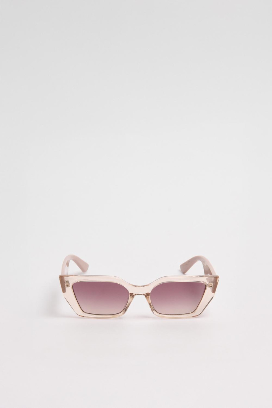 Gafas de sol con marco rectangular crema y lentes esfumados en contraste.