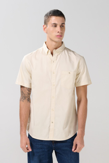 Camisa cuello button down unicolor con bolsillo delantero