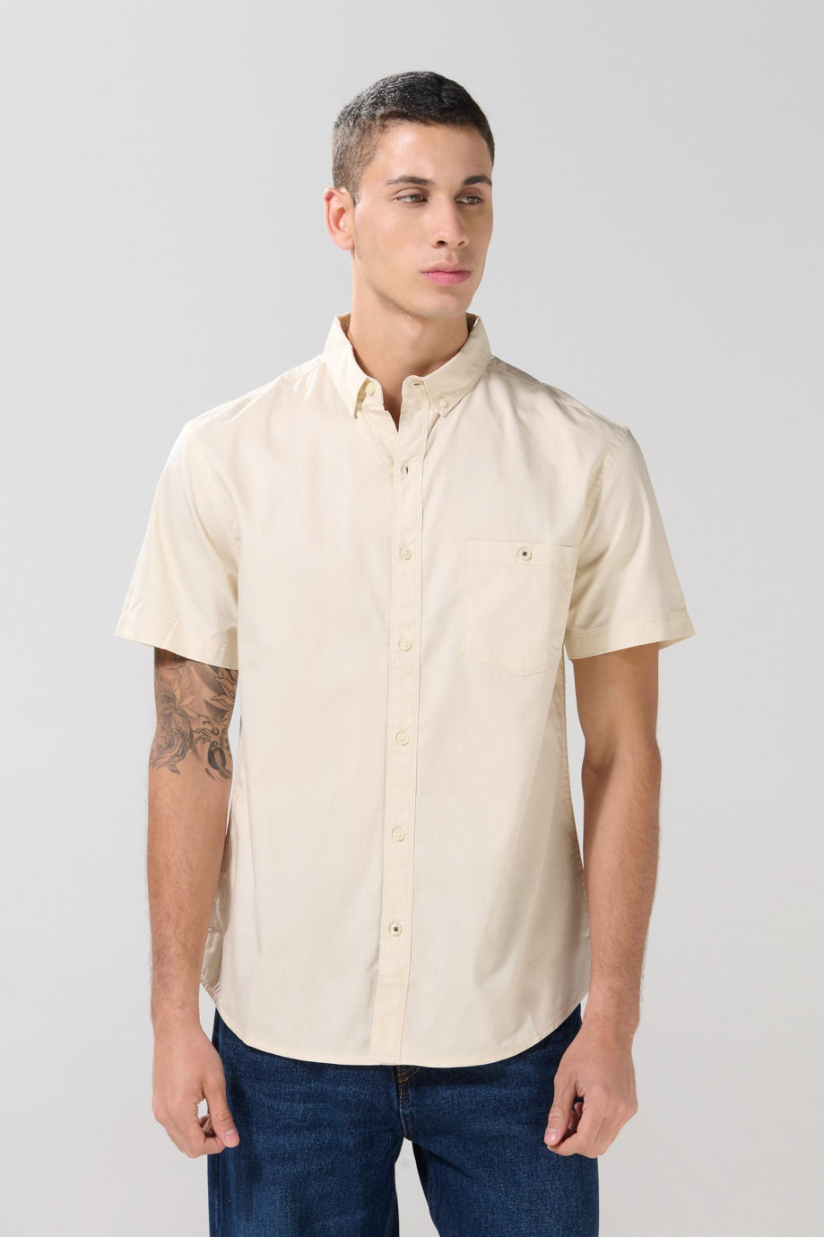 Camisa cuello button down unicolor con bolsillo delantero