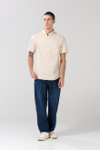 Camisa cuello button down unicolor con bolsillo delantero