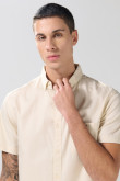 Camisa cuello button down unicolor con bolsillo delantero