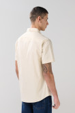 Camisa cuello button down unicolor con bolsillo delantero