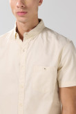 Camisa cuello button down unicolor con bolsillo delantero