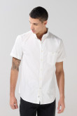 Camisa cuello button down unicolor con bolsillo delantero