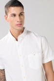 Camisa cuello button down unicolor con bolsillo delantero