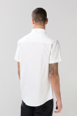 Camisa cuello button down unicolor con bolsillo delantero