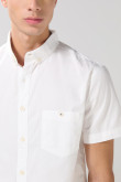 Camisa cuello button down unicolor con bolsillo delantero