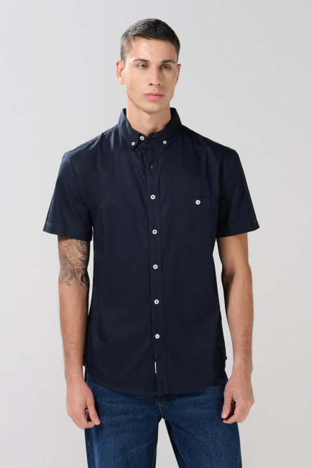 Camisa cuello button down unicolor con bolsillo delantero