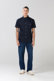Camisa cuello button down unicolor con bolsillo delantero