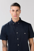 Camisa cuello button down unicolor con bolsillo delantero