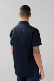 Camisa cuello button down unicolor con bolsillo delantero