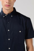 Camisa cuello button down unicolor con bolsillo delantero