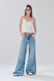 Jean flare azul claro con bota ancha, tiro medio y desgastes