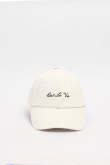 Cachucha beisbolera crema con texto negro bordado