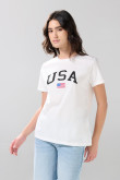 Camiseta cuello redondo crema con arte college de USA