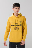 Buzo amarillo oscuro con capota y diseño college