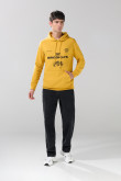 Buzo amarillo oscuro con capota y diseño college