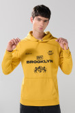 Buzo amarillo oscuro con capota y diseño college