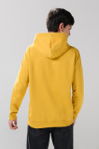 Buzo amarillo oscuro con capota y diseño college