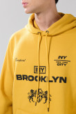 Buzo amarillo oscuro con capota y diseño college