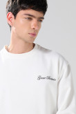 Buzo crema claro cuello redondo con textos college