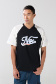 Camiseta oversize negra college con cuello V y manga ranglan