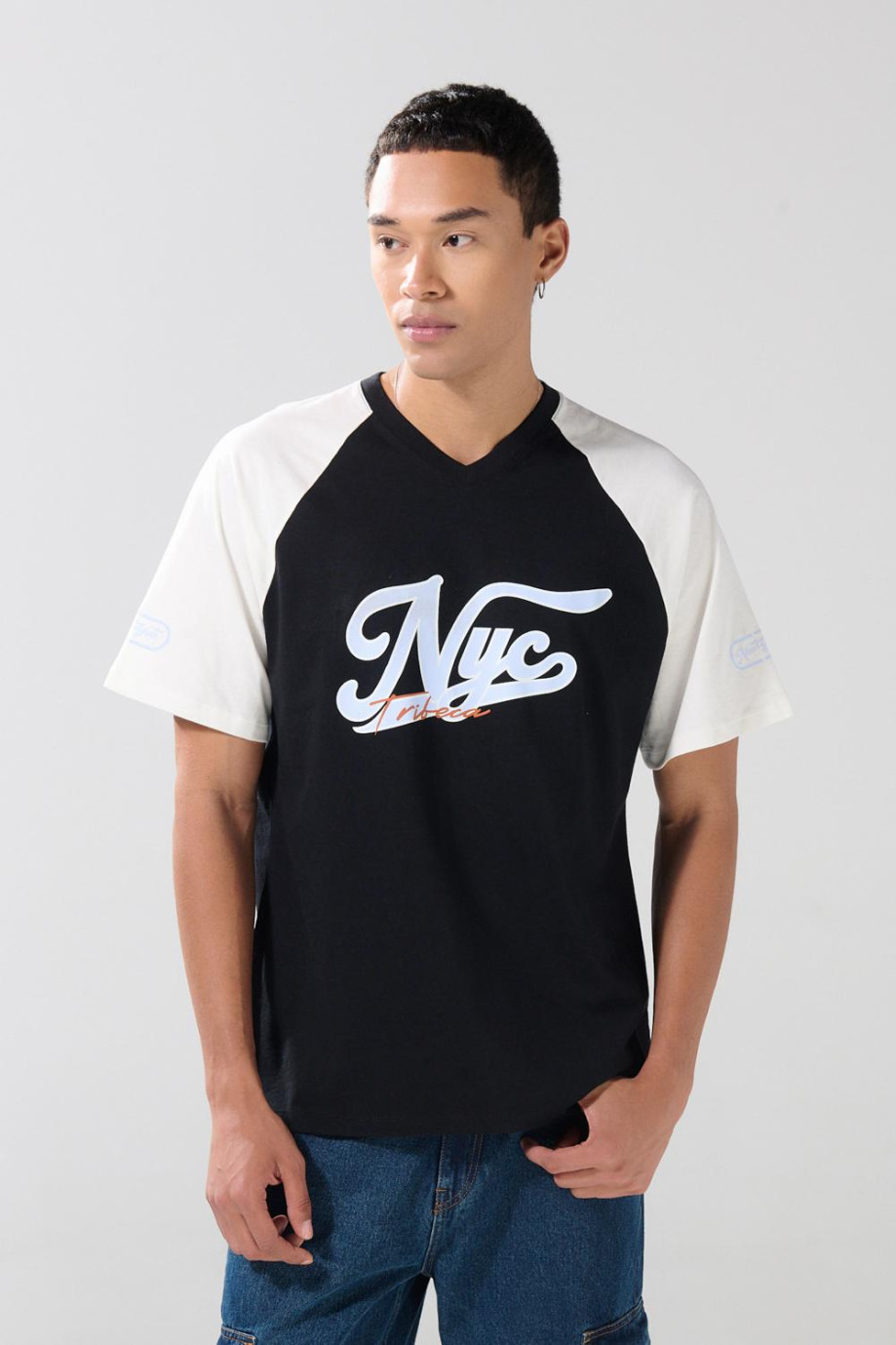 Camiseta oversize negra college con cuello V y manga ranglan