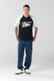 Camiseta oversize negra college con cuello V y manga ranglan