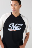 Camiseta oversize negra college con cuello V y manga ranglan