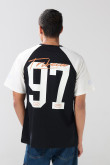 Camiseta oversize negra college con cuello V y manga ranglan