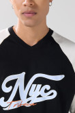Camiseta oversize negra college con cuello V y manga ranglan