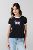 Camiseta negra college con manga corta y contrastes blancos