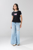 Camiseta negra college con manga corta y contrastes blancos