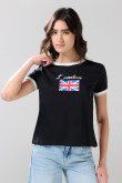 Camiseta negra college con manga corta y contrastes blancos