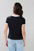 Camiseta negra college con manga corta y contrastes blancos