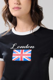Camiseta negra college con manga corta y contrastes blancos
