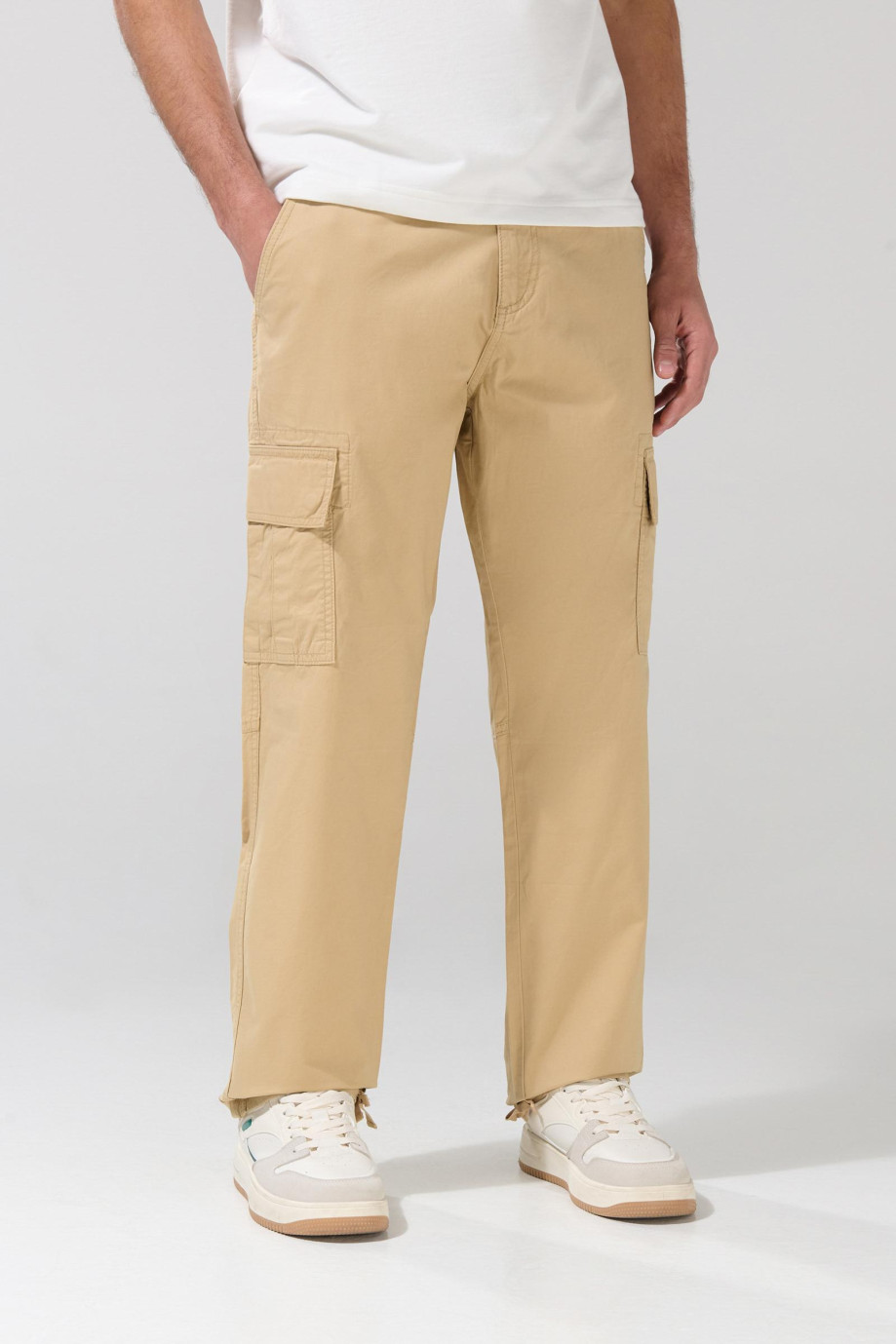 Pantalón de dril cargo unicolor con bota recta ajustable
