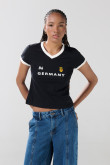 Camiseta negra college con contrastes blancos y cuello V